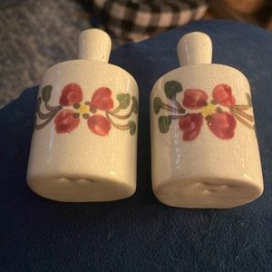 Vintage salt and pepper shakers‎
